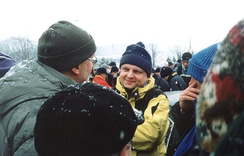 W żółtej kurtce to Zbigniew Gabryś, natomiast ten starszy gość z siwą brodą z lewej strony to Wojciech Majewski z TVP Katowice, a niebieska czapka z prawej to oczywiście Kuzi!